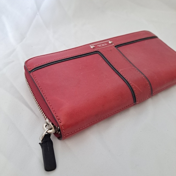 Tumi | Red leather ladies Wallet and black trim - Picture 3 of 14
